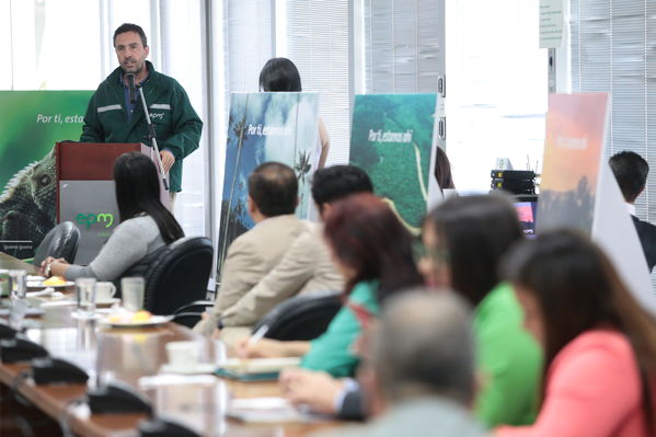 Firma de convenio con Corpourabá
Firma de convenio con Corpourabá
Fecha: Septiembre 12 de 2017
Para descargar esta fotografía en alta resolución, haga clic sobre la imagen hasta que la misma se despliegue en la pantalla completa; luego dé clic derecho y elija la opción "guardar imagen como". 
En caso de publicación por cualquier medio, solicitamos acompañarla del crédito: "Foto EPM"
Palabras clave: Firma convenio Corpourabá