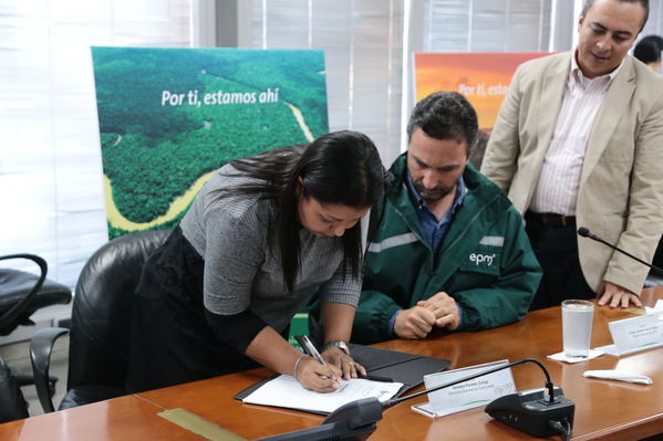 Firma de convenio con Corpourabá
Firma de convenio con Corpourabá
Fecha: Septiembre 12 de 2017
Para descargar esta fotografía en alta resolución, haga clic sobre la imagen hasta que la misma se despliegue en la pantalla completa; luego dé clic derecho y elija la opción "guardar imagen como". 
En caso de publicación por cualquier medio, solicitamos acompañarla del crédito: "Foto EPM"
Palabras clave: Firma convenio Corpourabá