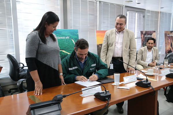 Firma de convenio con Corpourabá
Firma de convenio con Corpourabá
Fecha: Septiembre 12 de 2017
Para descargar esta fotografía en alta resolución, haga clic sobre la imagen hasta que la misma se despliegue en la pantalla completa; luego dé clic derecho y elija la opción "guardar imagen como". 
En caso de publicación por cualquier medio, solicitamos acompañarla del crédito: "Foto EPM"
Palabras clave: Firma convenio Corpourabá