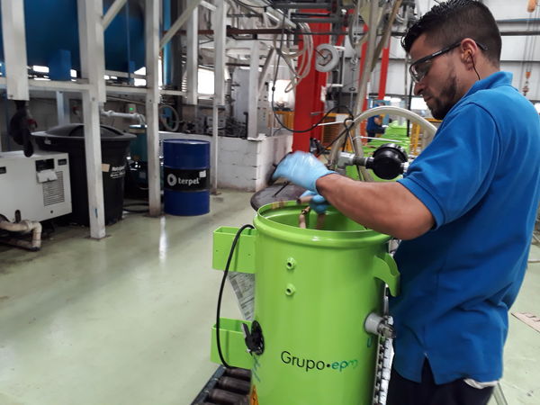 Transformadores energía en aceite vegetal
Transformadores energía en aceite vegetal.
Fecha: Septiembre 12  2018.
Para descargar esta fotografía en alta resolución, haga clic sobre la imagen hasta que la misma se despliegue en la pantalla completa; luego dé clic derecho y elija la opción "guardar imagen como". 
En caso de publicación por cualquier medio, solicitamos acompañarla del crédito: "Foto EPM"
Palabras clave: Transformadores energía aceite vegetal