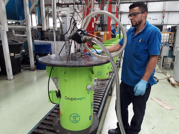 Transformadores energía en aceite vegetal
Transformadores energía en aceite vegetal.
Fecha: Septiembre 12  2018.
Para descargar esta fotografía en alta resolución, haga clic sobre la imagen hasta que la misma se despliegue en la pantalla completa; luego dé clic derecho y elija la opción "guardar imagen como". 
En caso de publicación por cualquier medio, solicitamos acompañarla del crédito: "Foto EPM"
Palabras clave: Transformadores energía aceite vegetal