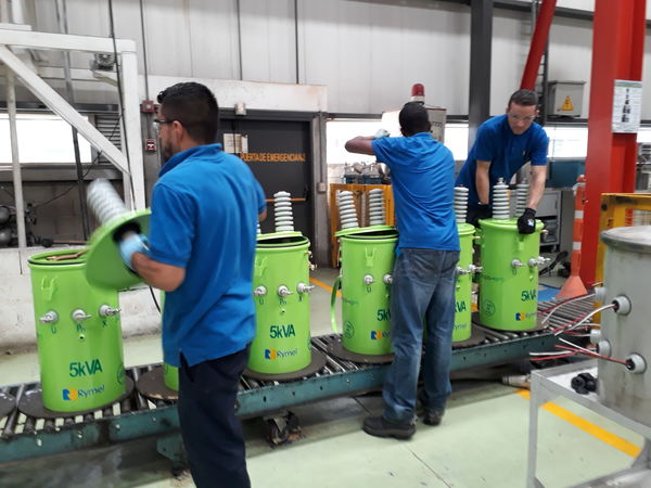 Transformadores energía en aceite vegetal
Transformadores energía en aceite vegetal.
Fecha: Septiembre 12  2018.
Para descargar esta fotografía en alta resolución, haga clic sobre la imagen hasta que la misma se despliegue en la pantalla completa; luego dé clic derecho y elija la opción "guardar imagen como". 
En caso de publicación por cualquier medio, solicitamos acompañarla del crédito: "Foto EPM"
Palabras clave: Transformadores energía aceite vegetal