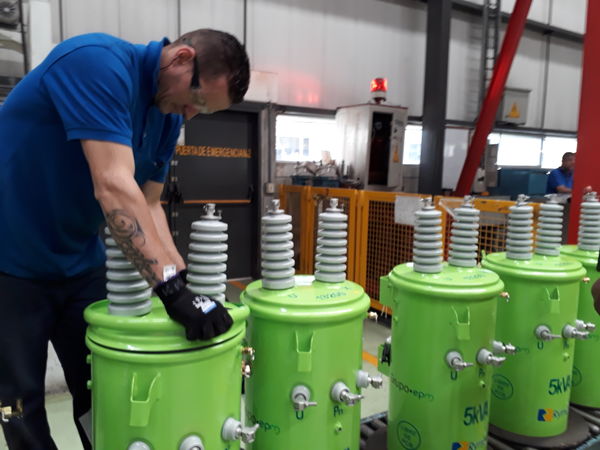 Transformadores energía en aceite vegetal
Transformadores energía en aceite vegetal.
Fecha: Septiembre 12  2018.
Para descargar esta fotografía en alta resolución, haga clic sobre la imagen hasta que la misma se despliegue en la pantalla completa; luego dé clic derecho y elija la opción "guardar imagen como". 
En caso de publicación por cualquier medio, solicitamos acompañarla del crédito: "Foto EPM"
Palabras clave: Transformadores energía aceite vegetal