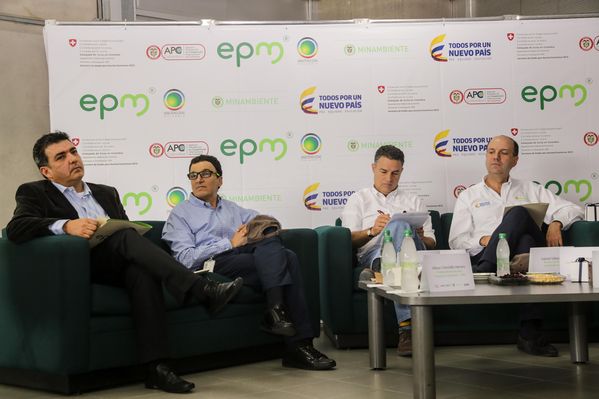 Rueda de prensa del Distrito Térmico La Alpujarra 
Rueda de prensa del Distrito Térmico La Alpujarra           
Fecha: Septiembre 3 de 2015
Para descargar esta fotografía en alta resolución, haga clic sobre la imagen hasta que la misma se despliegue en la pantalla completa; luego dé clic derecho y elija la opción "guardar imagen como". 
En caso de publicación por cualquier medio, solicitamos acompañarla del crédito: "Foto EPM"
Palabras clave: Rueda prensa Distrito Térmico Alpujarra