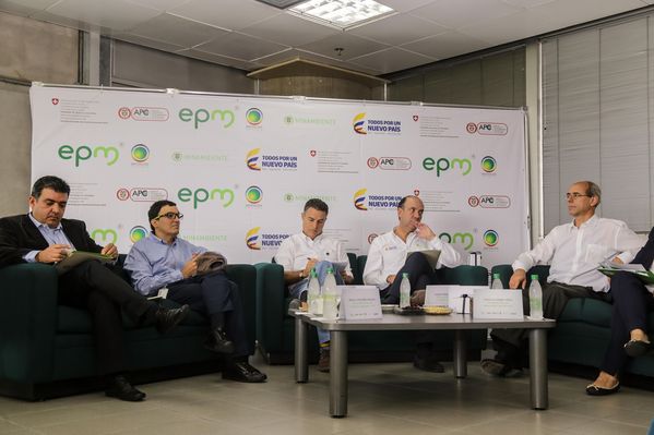 Rueda de prensa del Distrito Térmico La Alpujarra 
Rueda de prensa del Distrito Térmico La Alpujarra           
Fecha: Septiembre 3 de 2015
Para descargar esta fotografía en alta resolución, haga clic sobre la imagen hasta que la misma se despliegue en la pantalla completa; luego dé clic derecho y elija la opción "guardar imagen como". 
En caso de publicación por cualquier medio, solicitamos acompañarla del crédito: "Foto EPM"
Palabras clave: Rueda prensa Distrito Térmico Alpujarra