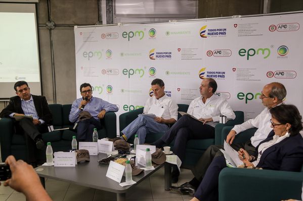 Rueda de prensa del Distrito Térmico La Alpujarra 
Rueda de prensa del Distrito Térmico La Alpujarra           
Fecha: Septiembre 3 de 2015
Para descargar esta fotografía en alta resolución, haga clic sobre la imagen hasta que la misma se despliegue en la pantalla completa; luego dé clic derecho y elija la opción "guardar imagen como". 
En caso de publicación por cualquier medio, solicitamos acompañarla del crédito: "Foto EPM"
Palabras clave: Rueda prensa Distrito Térmico Alpujarra