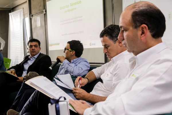 Rueda de prensa del Distrito Térmico La Alpujarra 
Rueda de prensa del Distrito Térmico La Alpujarra           
Fecha: Septiembre 3 de 2015
Para descargar esta fotografía en alta resolución, haga clic sobre la imagen hasta que la misma se despliegue en la pantalla completa; luego dé clic derecho y elija la opción "guardar imagen como". 
En caso de publicación por cualquier medio, solicitamos acompañarla del crédito: "Foto EPM"
Palabras clave: Rueda prensa Distrito Térmico Alpujarra