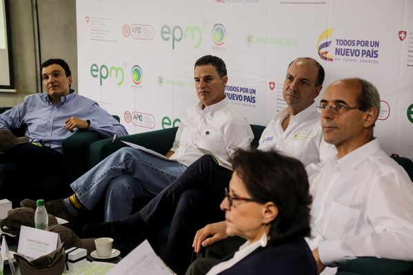 Rueda de prensa del Distrito Térmico La Alpujarra 
Rueda de prensa del Distrito Térmico La Alpujarra           
Fecha: Septiembre 3 de 2015
Para descargar esta fotografía en alta resolución, haga clic sobre la imagen hasta que la misma se despliegue en la pantalla completa; luego dé clic derecho y elija la opción "guardar imagen como". 
En caso de publicación por cualquier medio, solicitamos acompañarla del crédito: "Foto EPM"
Palabras clave: Rueda prensa Distrito Térmico Alpujarra