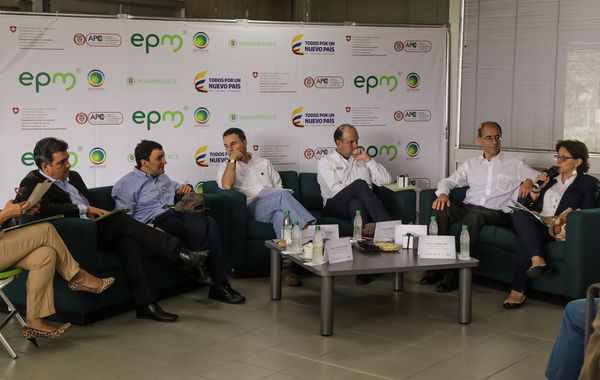 Rueda de prensa del Distrito Térmico La Alpujarra 
Rueda de prensa del Distrito Térmico La Alpujarra           
Fecha: Septiembre 3 de 2015
Para descargar esta fotografía en alta resolución, haga clic sobre la imagen hasta que la misma se despliegue en la pantalla completa; luego dé clic derecho y elija la opción "guardar imagen como". 
En caso de publicación por cualquier medio, solicitamos acompañarla del crédito: "Foto EPM"
Palabras clave: Rueda prensa Distrito Térmico Alpujarra