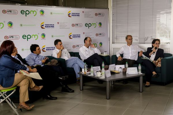 Rueda de prensa del Distrito Térmico La Alpujarra 
Rueda de prensa del Distrito Térmico La Alpujarra           
Fecha: Septiembre 3 de 2015
Para descargar esta fotografía en alta resolución, haga clic sobre la imagen hasta que la misma se despliegue en la pantalla completa; luego dé clic derecho y elija la opción "guardar imagen como". 
En caso de publicación por cualquier medio, solicitamos acompañarla del crédito: "Foto EPM"
Palabras clave: Rueda prensa Distrito Térmico Alpujarra