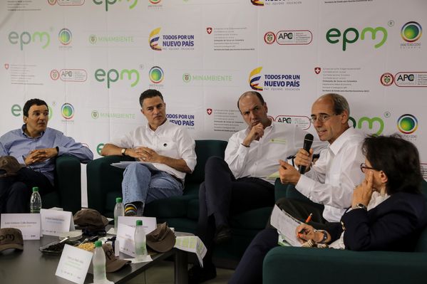 Rueda de prensa del Distrito Térmico La Alpujarra 
Rueda de prensa del Distrito Térmico La Alpujarra           
Fecha: Septiembre 3 de 2015
Para descargar esta fotografía en alta resolución, haga clic sobre la imagen hasta que la misma se despliegue en la pantalla completa; luego dé clic derecho y elija la opción "guardar imagen como". 
En caso de publicación por cualquier medio, solicitamos acompañarla del crédito: "Foto EPM"
Palabras clave: Rueda prensa Distrito Térmico Alpujarra