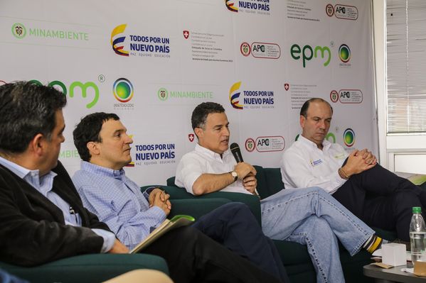 Rueda de prensa del Distrito Térmico La Alpujarra 
Rueda de prensa del Distrito Térmico La Alpujarra           
Fecha: Septiembre 3 de 2015
Para descargar esta fotografía en alta resolución, haga clic sobre la imagen hasta que la misma se despliegue en la pantalla completa; luego dé clic derecho y elija la opción "guardar imagen como". 
En caso de publicación por cualquier medio, solicitamos acompañarla del crédito: "Foto EPM"
Palabras clave: Rueda prensa Distrito Térmico Alpujarra