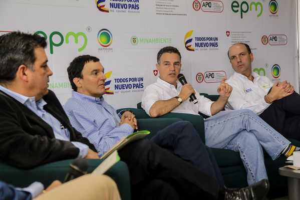 Rueda de prensa del Distrito Térmico La Alpujarra 
Rueda de prensa del Distrito Térmico La Alpujarra           
Fecha: Septiembre 3 de 2015
Para descargar esta fotografía en alta resolución, haga clic sobre la imagen hasta que la misma se despliegue en la pantalla completa; luego dé clic derecho y elija la opción "guardar imagen como". 
En caso de publicación por cualquier medio, solicitamos acompañarla del crédito: "Foto EPM"
Palabras clave: Rueda prensa Distrito Térmico Alpujarra