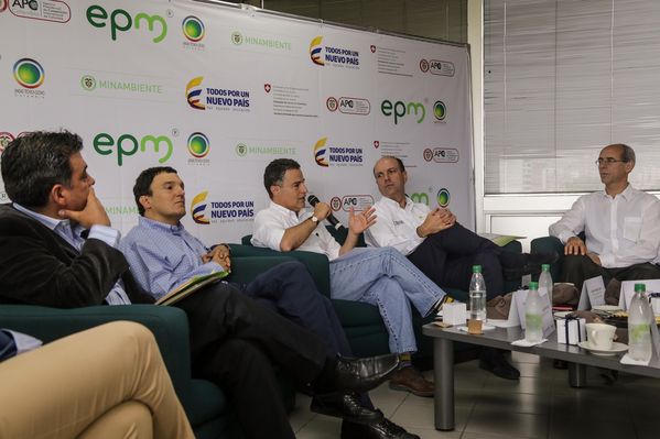 Rueda de prensa del Distrito Térmico La Alpujarra 
Rueda de prensa del Distrito Térmico La Alpujarra           
Fecha: Septiembre 3 de 2015
Para descargar esta fotografía en alta resolución, haga clic sobre la imagen hasta que la misma se despliegue en la pantalla completa; luego dé clic derecho y elija la opción "guardar imagen como". 
En caso de publicación por cualquier medio, solicitamos acompañarla del crédito: "Foto EPM"
Palabras clave: Rueda prensa Distrito Térmico Alpujarra