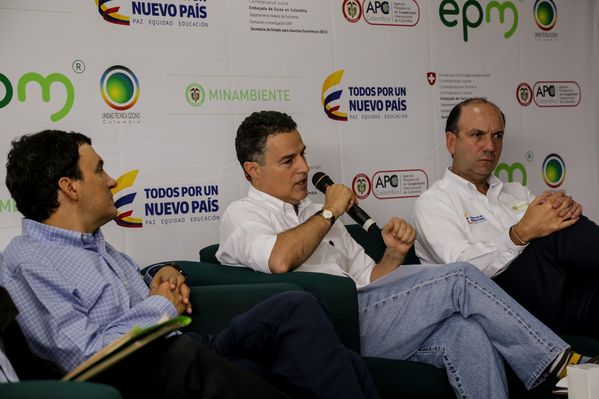 Rueda de prensa del Distrito Térmico La Alpujarra 
Rueda de prensa del Distrito Térmico La Alpujarra           
Fecha: Septiembre 3 de 2015
Para descargar esta fotografía en alta resolución, haga clic sobre la imagen hasta que la misma se despliegue en la pantalla completa; luego dé clic derecho y elija la opción "guardar imagen como". 
En caso de publicación por cualquier medio, solicitamos acompañarla del crédito: "Foto EPM"
Palabras clave: Rueda prensa Distrito Térmico Alpujarra