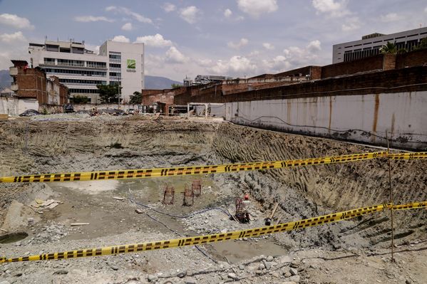 Rueda de prensa del Distrito Térmico La Alpujarra 
Rueda de prensa del Distrito Térmico La Alpujarra           
Fecha: Septiembre 3 de 2015
Para descargar esta fotografía en alta resolución, haga clic sobre la imagen hasta que la misma se despliegue en la pantalla completa; luego dé clic derecho y elija la opción "guardar imagen como". 
En caso de publicación por cualquier medio, solicitamos acompañarla del crédito: "Foto EPM"
Palabras clave: Rueda prensa Distrito Térmico Alpujarra