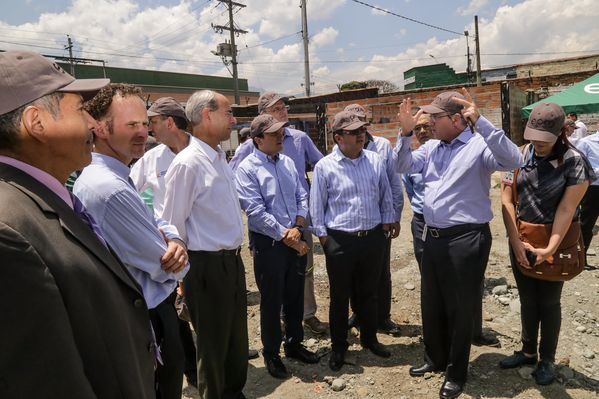 Rueda de prensa del Distrito Térmico La Alpujarra 
Rueda de prensa del Distrito Térmico La Alpujarra           
Fecha: Septiembre 3 de 2015
Para descargar esta fotografía en alta resolución, haga clic sobre la imagen hasta que la misma se despliegue en la pantalla completa; luego dé clic derecho y elija la opción "guardar imagen como". 
En caso de publicación por cualquier medio, solicitamos acompañarla del crédito: "Foto EPM"
Palabras clave: Rueda prensa Distrito Térmico Alpujarra