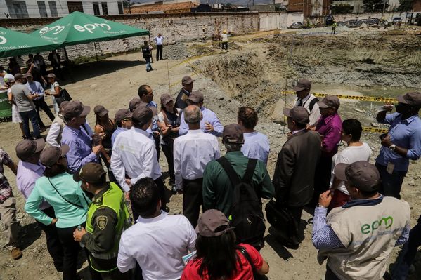 Rueda de prensa del Distrito Térmico La Alpujarra 
Rueda de prensa del Distrito Térmico La Alpujarra           
Fecha: Septiembre 3 de 2015
Para descargar esta fotografía en alta resolución, haga clic sobre la imagen hasta que la misma se despliegue en la pantalla completa; luego dé clic derecho y elija la opción "guardar imagen como". 
En caso de publicación por cualquier medio, solicitamos acompañarla del crédito: "Foto EPM"
Palabras clave: Rueda prensa Distrito Térmico Alpujarra