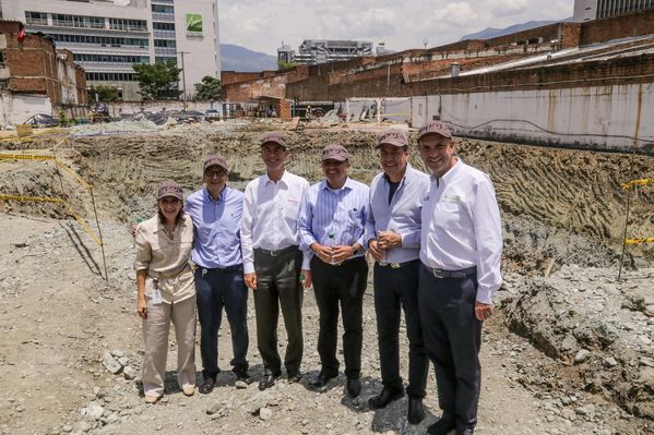 Rueda de prensa del Distrito Térmico La Alpujarra 
Rueda de prensa del Distrito Térmico La Alpujarra           
Fecha: Septiembre 3 de 2015
Para descargar esta fotografía en alta resolución, haga clic sobre la imagen hasta que la misma se despliegue en la pantalla completa; luego dé clic derecho y elija la opción "guardar imagen como". 
En caso de publicación por cualquier medio, solicitamos acompañarla del crédito: "Foto EPM"
Palabras clave: Rueda prensa Distrito Térmico Alpujarra