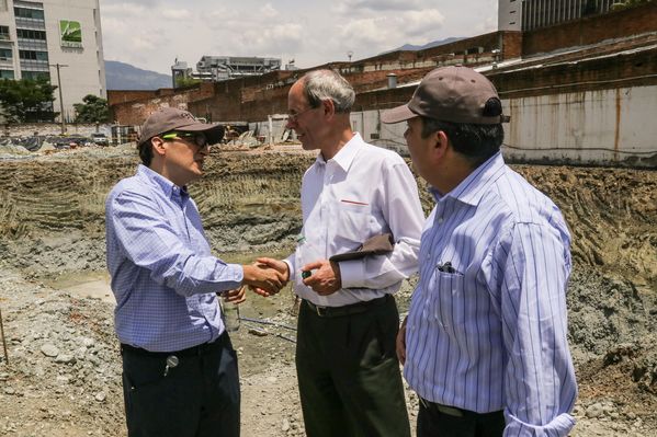 Rueda de prensa del Distrito Térmico La Alpujarra 
Rueda de prensa del Distrito Térmico La Alpujarra           
Fecha: Septiembre 3 de 2015
Para descargar esta fotografía en alta resolución, haga clic sobre la imagen hasta que la misma se despliegue en la pantalla completa; luego dé clic derecho y elija la opción "guardar imagen como". 
En caso de publicación por cualquier medio, solicitamos acompañarla del crédito: "Foto EPM"
Palabras clave: Rueda prensa Distrito Térmico Alpujarra
