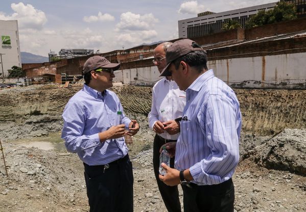 Rueda de prensa del Distrito Térmico La Alpujarra 
Rueda de prensa del Distrito Térmico La Alpujarra           
Fecha: Septiembre 3 de 2015
Para descargar esta fotografía en alta resolución, haga clic sobre la imagen hasta que la misma se despliegue en la pantalla completa; luego dé clic derecho y elija la opción "guardar imagen como". 
En caso de publicación por cualquier medio, solicitamos acompañarla del crédito: "Foto EPM"
Palabras clave: Rueda prensa Distrito Térmico Alpujarra