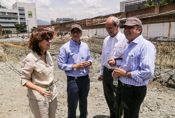 Rueda de prensa del Distrito Térmico La Alpujarra 
Rueda de prensa del Distrito Térmico La Alpujarra           
Fecha: Septiembre 3 de 2015
Para descargar esta fotografía en alta resolución, haga clic sobre la imagen hasta que la misma se despliegue en la pantalla completa; luego dé clic derecho y elija la opción "guardar imagen como". 
En caso de publicación por cualquier medio, solicitamos acompañarla del crédito: "Foto EPM"
Palabras clave: Rueda prensa Distrito Térmico Alpujarra