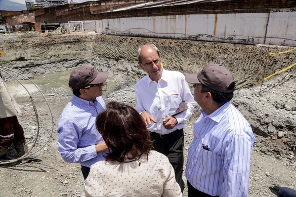 Rueda de prensa del Distrito Térmico La Alpujarra 
Rueda de prensa del Distrito Térmico La Alpujarra           
Fecha: Septiembre 3 de 2015
Para descargar esta fotografía en alta resolución, haga clic sobre la imagen hasta que la misma se despliegue en la pantalla completa; luego dé clic derecho y elija la opción "guardar imagen como". 
En caso de publicación por cualquier medio, solicitamos acompañarla del crédito: "Foto EPM"

Palabras clave: Rueda prensa Distrito Térmico Alpujarra