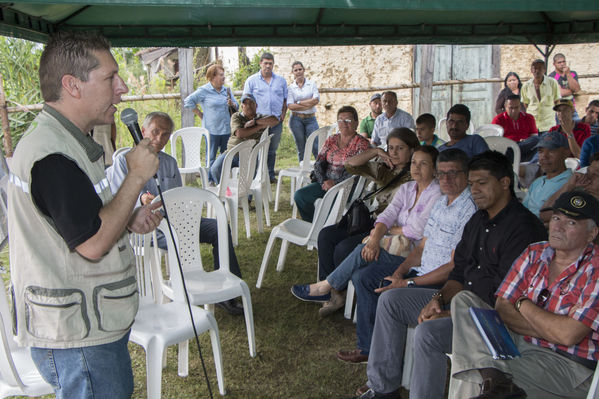 Socialización Ramal Caldas-Amagá
Socialización Ramal Caldas-Amagá
Fecha: Septiembre 10 de 2016
Para descargar esta fotografía en alta resolución, haga clic sobre la imagen hasta que la misma se despliegue en la pantalla completa; luego dé clic derecho y elija la opción "guardar imagen como". 
En caso de publicación por cualquier medio, solicitamos acompañarla del crédito: "Foto EPM"
Palabras clave: Socialización Ramal Caldas Amagá