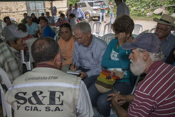 Socialización Ramal Caldas-Amagá
Socialización Ramal Caldas-Amagá
Fecha: Septiembre 10 de 2016
Para descargar esta fotografía en alta resolución, haga clic sobre la imagen hasta que la misma se despliegue en la pantalla completa; luego dé clic derecho y elija la opción "guardar imagen como". 
En caso de publicación por cualquier medio, solicitamos acompañarla del crédito: "Foto EPM"
Palabras clave: Socialización Ramal Caldas Amagá