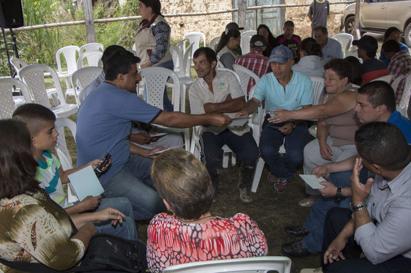 Socialización Ramal Caldas-Amagá
Socialización Ramal Caldas-Amagá
Fecha: Septiembre 10 de 2016
Para descargar esta fotografía en alta resolución, haga clic sobre la imagen hasta que la misma se despliegue en la pantalla completa; luego dé clic derecho y elija la opción "guardar imagen como". 
En caso de publicación por cualquier medio, solicitamos acompañarla del crédito: "Foto EPM"
Palabras clave: Socialización Ramal Caldas Amagá