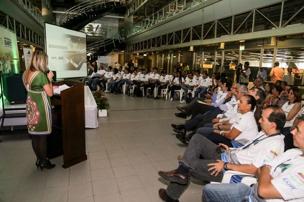 Despedida a la tripulación del vehículo solar EPM-Eafit  
Despedida a la tripulación del vehículo solar EPM-Eafit           
Fecha: Septiembre 24 de 2015
Para descargar esta fotografía en alta resolución, haga clic sobre la imagen hasta que la misma se despliegue en la pantalla completa; luego dé clic derecho y elija la opción "guardar imagen como". 
En caso de publicación por cualquier medio, solicitamos acompañarla del crédito: "Foto EPM"

Palabras clave: Despedida tripulación vehículo solar EPM Eafit