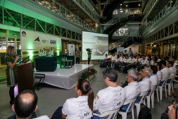 Despedida a la tripulación del vehículo solar EPM-Eafit  
Despedida a la tripulación del vehículo solar EPM-Eafit           
Fecha: Septiembre 24 de 2015
Para descargar esta fotografía en alta resolución, haga clic sobre la imagen hasta que la misma se despliegue en la pantalla completa; luego dé clic derecho y elija la opción "guardar imagen como". 
En caso de publicación por cualquier medio, solicitamos acompañarla del crédito: "Foto EPM"

Palabras clave: Despedida tripulación vehículo solar EPM Eafit
