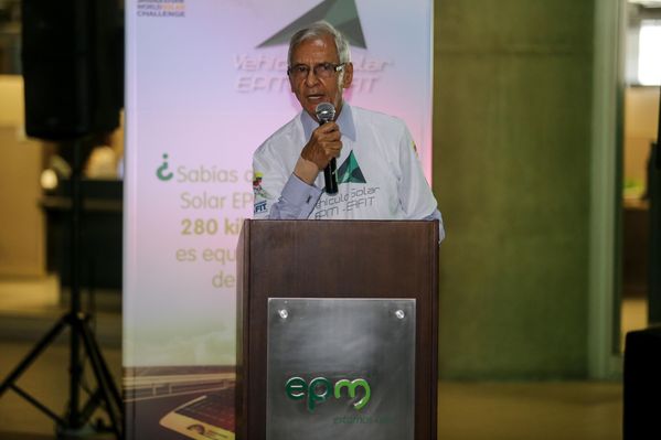 Despedida a la tripulación del vehículo solar EPM-Eafit  
Despedida a la tripulación del vehículo solar EPM-Eafit           
Fecha: Septiembre 24 de 2015
Para descargar esta fotografía en alta resolución, haga clic sobre la imagen hasta que la misma se despliegue en la pantalla completa; luego dé clic derecho y elija la opción "guardar imagen como". 
En caso de publicación por cualquier medio, solicitamos acompañarla del crédito: "Foto EPM"

Palabras clave: Despedida tripulación vehículo solar EPM Eafit