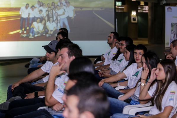 Despedida a la tripulación del vehículo solar EPM-Eafit  
Despedida a la tripulación del vehículo solar EPM-Eafit           
Fecha: Septiembre 24 de 2015
Para descargar esta fotografía en alta resolución, haga clic sobre la imagen hasta que la misma se despliegue en la pantalla completa; luego dé clic derecho y elija la opción "guardar imagen como". 
En caso de publicación por cualquier medio, solicitamos acompañarla del crédito: "Foto EPM"

Palabras clave: Despedida tripulación vehículo solar EPM Eafit