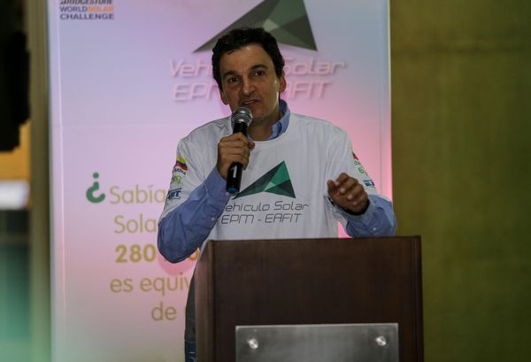 Despedida a la tripulación del vehículo solar EPM-Eafit  
Despedida a la tripulación del vehículo solar EPM-Eafit           
Fecha: Septiembre 24 de 2015
Para descargar esta fotografía en alta resolución, haga clic sobre la imagen hasta que la misma se despliegue en la pantalla completa; luego dé clic derecho y elija la opción "guardar imagen como". 
En caso de publicación por cualquier medio, solicitamos acompañarla del crédito: "Foto EPM"

Palabras clave: Despedida tripulación vehículo solar EPM Eafit