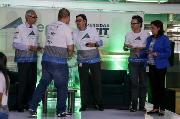 Despedida a la tripulación del vehículo solar EPM-Eafit  
Despedida a la tripulación del vehículo solar EPM-Eafit           
Fecha: Septiembre 24 de 2015
Para descargar esta fotografía en alta resolución, haga clic sobre la imagen hasta que la misma se despliegue en la pantalla completa; luego dé clic derecho y elija la opción "guardar imagen como". 
En caso de publicación por cualquier medio, solicitamos acompañarla del crédito: "Foto EPM"

Palabras clave: Despedida tripulación vehículo solar EPM Eafit