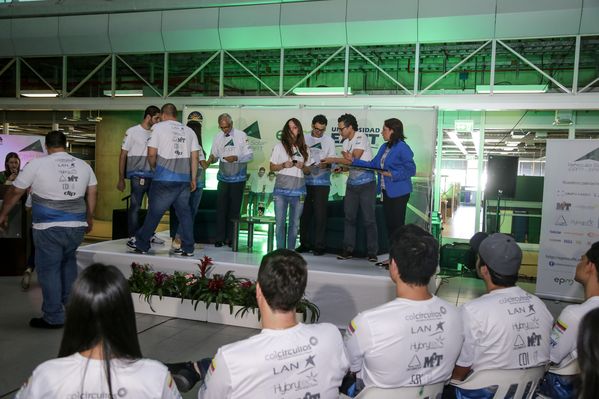 Despedida a la tripulación del vehículo solar EPM-Eafit  
Despedida a la tripulación del vehículo solar EPM-Eafit           
Fecha: Septiembre 24 de 2015
Para descargar esta fotografía en alta resolución, haga clic sobre la imagen hasta que la misma se despliegue en la pantalla completa; luego dé clic derecho y elija la opción "guardar imagen como". 
En caso de publicación por cualquier medio, solicitamos acompañarla del crédito: "Foto EPM"

Palabras clave: Despedida tripulación vehículo solar EPM Eafit