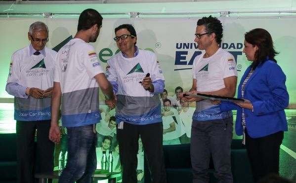 Despedida a la tripulación del vehículo solar EPM-Eafit  
Despedida a la tripulación del vehículo solar EPM-Eafit           
Fecha: Septiembre 24 de 2015
Para descargar esta fotografía en alta resolución, haga clic sobre la imagen hasta que la misma se despliegue en la pantalla completa; luego dé clic derecho y elija la opción "guardar imagen como". 
En caso de publicación por cualquier medio, solicitamos acompañarla del crédito: "Foto EPM"

Palabras clave: Despedida tripulación vehículo solar EPM Eafit