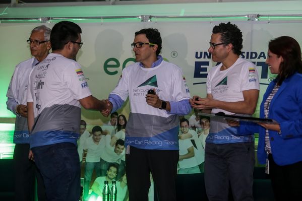 Despedida a la tripulación del vehículo solar EPM-Eafit  
Despedida a la tripulación del vehículo solar EPM-Eafit           
Fecha: Septiembre 24 de 2015
Para descargar esta fotografía en alta resolución, haga clic sobre la imagen hasta que la misma se despliegue en la pantalla completa; luego dé clic derecho y elija la opción "guardar imagen como". 
En caso de publicación por cualquier medio, solicitamos acompañarla del crédito: "Foto EPM"

Palabras clave: Despedida tripulación vehículo solar EPM Eafit