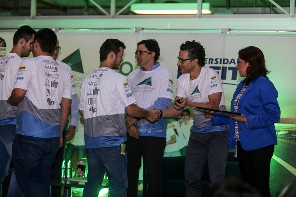 Despedida a la tripulación del vehículo solar EPM-Eafit  
Despedida a la tripulación del vehículo solar EPM-Eafit           
Fecha: Septiembre 24 de 2015
Para descargar esta fotografía en alta resolución, haga clic sobre la imagen hasta que la misma se despliegue en la pantalla completa; luego dé clic derecho y elija la opción "guardar imagen como". 
En caso de publicación por cualquier medio, solicitamos acompañarla del crédito: "Foto EPM"

Palabras clave: Despedida tripulación vehículo solar EPM Eafit