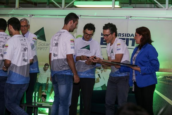 Despedida a la tripulación del vehículo solar EPM-Eafit  
Despedida a la tripulación del vehículo solar EPM-Eafit           
Fecha: Septiembre 24 de 2015
Para descargar esta fotografía en alta resolución, haga clic sobre la imagen hasta que la misma se despliegue en la pantalla completa; luego dé clic derecho y elija la opción "guardar imagen como". 
En caso de publicación por cualquier medio, solicitamos acompañarla del crédito: "Foto EPM"

Palabras clave: Despedida tripulación vehículo solar EPM Eafit