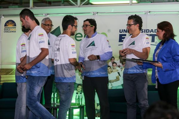 Despedida a la tripulación del vehículo solar EPM-Eafit  
Despedida a la tripulación del vehículo solar EPM-Eafit           
Fecha: Septiembre 24 de 2015
Para descargar esta fotografía en alta resolución, haga clic sobre la imagen hasta que la misma se despliegue en la pantalla completa; luego dé clic derecho y elija la opción "guardar imagen como". 
En caso de publicación por cualquier medio, solicitamos acompañarla del crédito: "Foto EPM"

Palabras clave: Despedida tripulación vehículo solar EPM Eafit