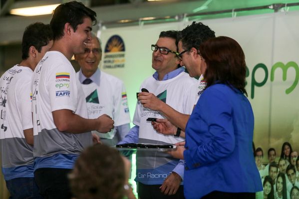 Despedida a la tripulación del vehículo solar EPM-Eafit  
Despedida a la tripulación del vehículo solar EPM-Eafit           
Fecha: Septiembre 24 de 2015
Para descargar esta fotografía en alta resolución, haga clic sobre la imagen hasta que la misma se despliegue en la pantalla completa; luego dé clic derecho y elija la opción "guardar imagen como". 
En caso de publicación por cualquier medio, solicitamos acompañarla del crédito: "Foto EPM"

Palabras clave: Despedida tripulación vehículo solar EPM Eafit