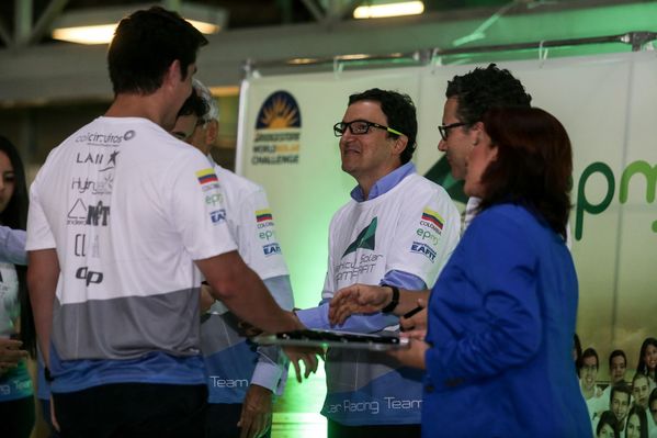 Despedida a la tripulación del vehículo solar EPM-Eafit  
Despedida a la tripulación del vehículo solar EPM-Eafit           
Fecha: Septiembre 24 de 2015
Para descargar esta fotografía en alta resolución, haga clic sobre la imagen hasta que la misma se despliegue en la pantalla completa; luego dé clic derecho y elija la opción "guardar imagen como". 
En caso de publicación por cualquier medio, solicitamos acompañarla del crédito: "Foto EPM"

Palabras clave: Despedida tripulación vehículo solar EPM Eafit
