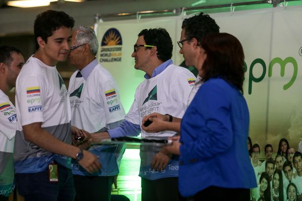 Despedida a la tripulación del vehículo solar EPM-Eafit  
Despedida a la tripulación del vehículo solar EPM-Eafit           
Fecha: Septiembre 24 de 2015
Para descargar esta fotografía en alta resolución, haga clic sobre la imagen hasta que la misma se despliegue en la pantalla completa; luego dé clic derecho y elija la opción "guardar imagen como". 
En caso de publicación por cualquier medio, solicitamos acompañarla del crédito: "Foto EPM"

Palabras clave: Despedida tripulación vehículo solar EPM Eafit