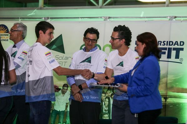 Despedida a la tripulación del vehículo solar EPM-Eafit  
Despedida a la tripulación del vehículo solar EPM-Eafit           
Fecha: Septiembre 24 de 2015
Para descargar esta fotografía en alta resolución, haga clic sobre la imagen hasta que la misma se despliegue en la pantalla completa; luego dé clic derecho y elija la opción "guardar imagen como". 
En caso de publicación por cualquier medio, solicitamos acompañarla del crédito: "Foto EPM"

Palabras clave: Despedida tripulación vehículo solar EPM Eafit