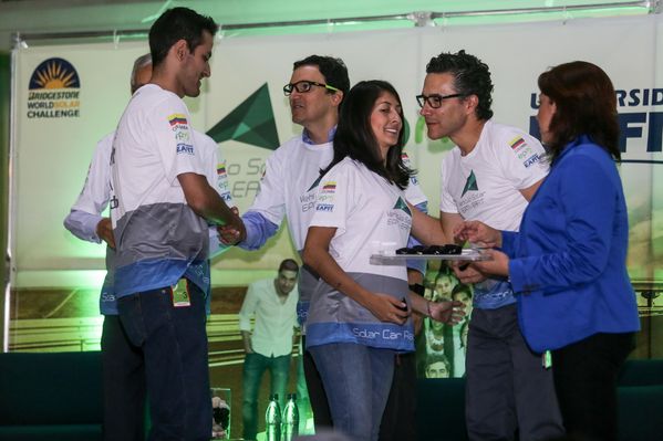 Despedida a la tripulación del vehículo solar EPM-Eafit  
Despedida a la tripulación del vehículo solar EPM-Eafit           
Fecha: Septiembre 24 de 2015
Para descargar esta fotografía en alta resolución, haga clic sobre la imagen hasta que la misma se despliegue en la pantalla completa; luego dé clic derecho y elija la opción "guardar imagen como". 
En caso de publicación por cualquier medio, solicitamos acompañarla del crédito: "Foto EPM"

Palabras clave: Despedida tripulación vehículo solar EPM Eafit
