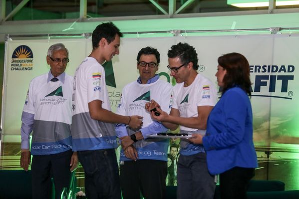 Despedida a la tripulación del vehículo solar EPM-Eafit  
Despedida a la tripulación del vehículo solar EPM-Eafit           
Fecha: Septiembre 24 de 2015
Para descargar esta fotografía en alta resolución, haga clic sobre la imagen hasta que la misma se despliegue en la pantalla completa; luego dé clic derecho y elija la opción "guardar imagen como". 
En caso de publicación por cualquier medio, solicitamos acompañarla del crédito: "Foto EPM"

Palabras clave: Despedida tripulación vehículo solar EPM Eafit
