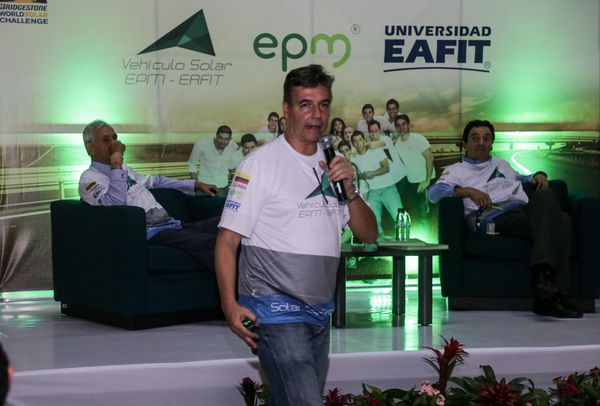 Despedida a la tripulación del vehículo solar EPM-Eafit  
Despedida a la tripulación del vehículo solar EPM-Eafit           
Fecha: Septiembre 24 de 2015
Para descargar esta fotografía en alta resolución, haga clic sobre la imagen hasta que la misma se despliegue en la pantalla completa; luego dé clic derecho y elija la opción "guardar imagen como". 
En caso de publicación por cualquier medio, solicitamos acompañarla del crédito: "Foto EPM"

Palabras clave: Despedida tripulación vehículo solar EPM Eafit