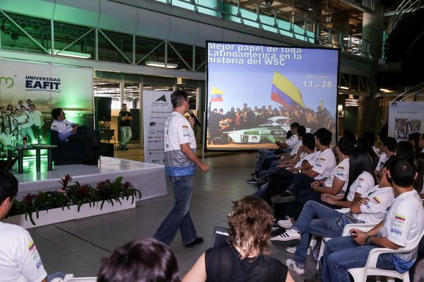 Despedida a la tripulación del vehículo solar EPM-Eafit  
Despedida a la tripulación del vehículo solar EPM-Eafit           
Fecha: Septiembre 24 de 2015
Para descargar esta fotografía en alta resolución, haga clic sobre la imagen hasta que la misma se despliegue en la pantalla completa; luego dé clic derecho y elija la opción "guardar imagen como". 
En caso de publicación por cualquier medio, solicitamos acompañarla del crédito: "Foto EPM"

Palabras clave: Despedida tripulación vehículo solar EPM Eafit